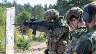 Příslušník kanadské jednotky střílí z útočné pušky BREN 2