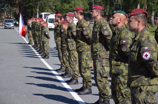 Vojáci AČR nastoupeni při slavnostním ceremoniálu předání operačního úkolu mezi 4. a 5. úkolovým uskupením v Lotyšsku.

