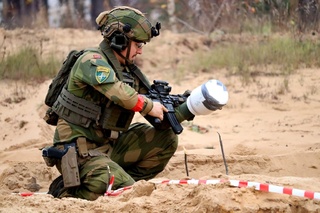 Střelba jednoruč aneb simulace zraněné horní končetiny