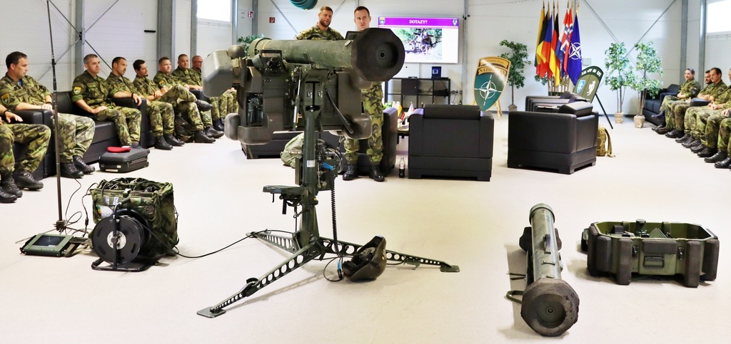  Náčelník generálního štábu se setkal s českými vojáky a měl možnost prohlédnout si zblízka hlavní zbraňový systém RBS-70
