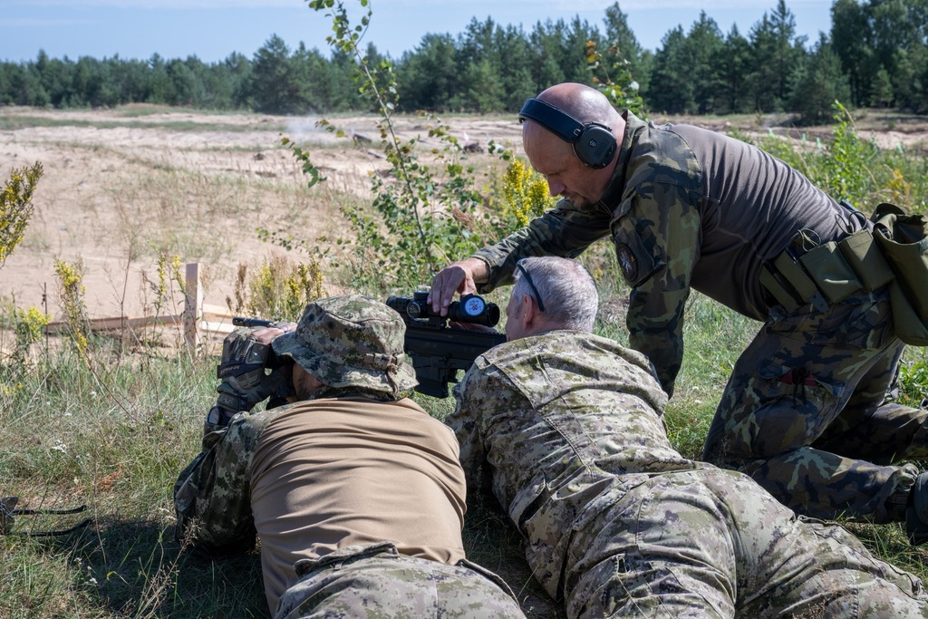 České zbraně si vyzkoušel v praxi i velitel mnohonárodní brigády plukovník Brassard