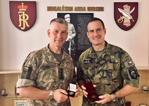  Nejvyšší velitelé litevské a české armády po vzájemné výměně mincí