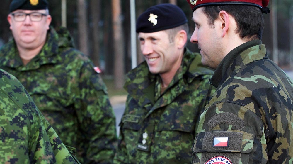 Kapitán David Jeníček s představiteli velení v Lotyšsku.