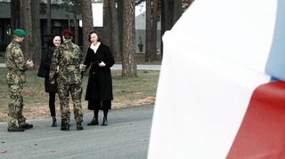 Kapitán Jaromír Hapla spolu s kapitánem Davidem Jeníčkem vítají představitele české ambasády v Lotyšsku.