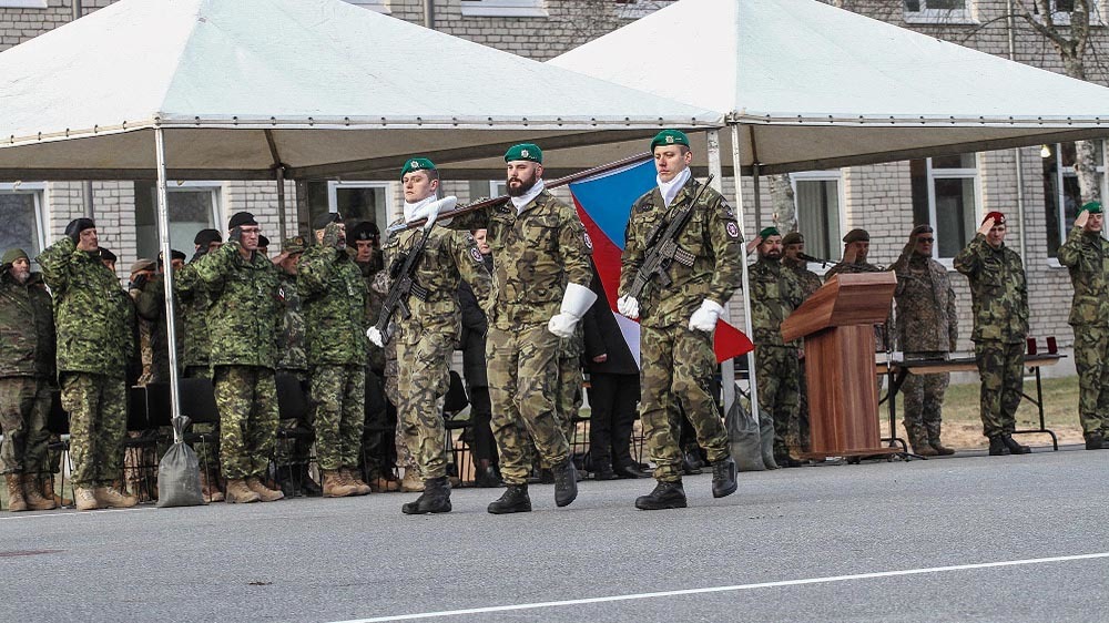Slavnostní pochod před představiteli velení mezinárodních sil v Lotyšsku.