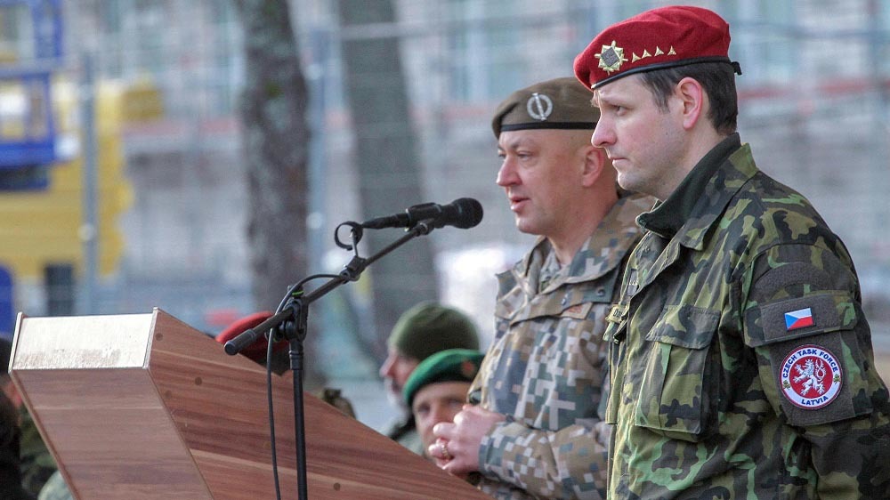 Kapitán David Jeníček a lotyšský velitel plukovník Sandris Gaugers.