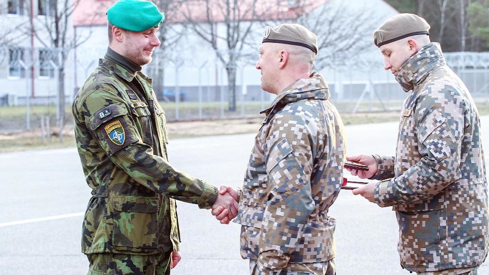 Ocenění kapitána Jaromíra Haply od lotyšského velitele plukovníka Sandrise Gaugerse.