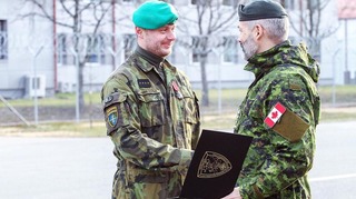Ocenění kapitána Jaromíra Haply od kanadského velitele plukovníka Erica Laforesta.