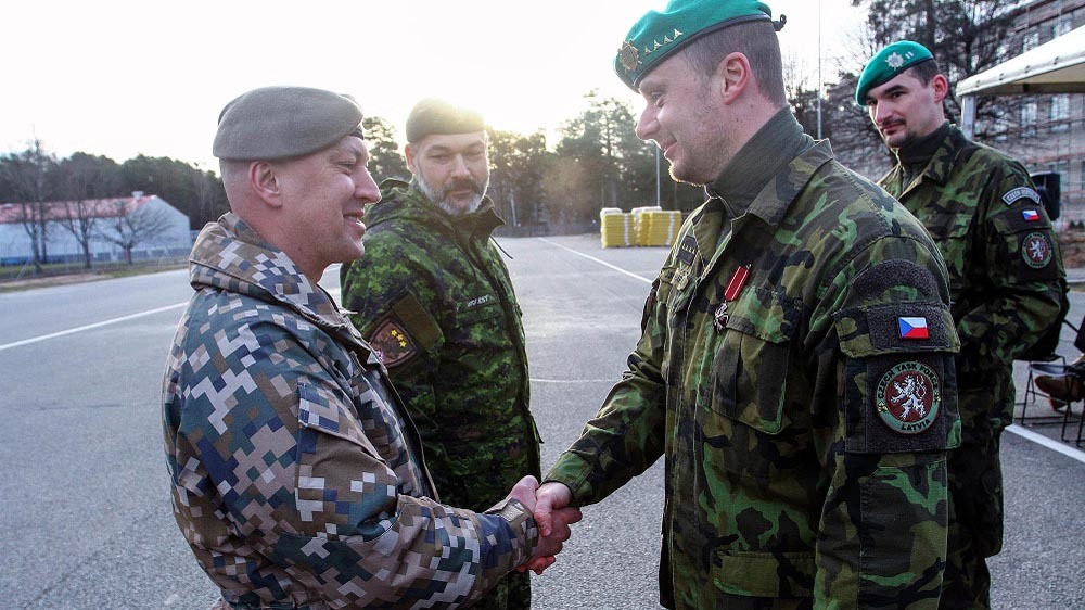 Ocenění od kapitána Jaromíra Haply, které předává lotyšskému plukovníku Sandrisu Gaugersovi a kanadskému plukovníku Ericu Laforestovi.