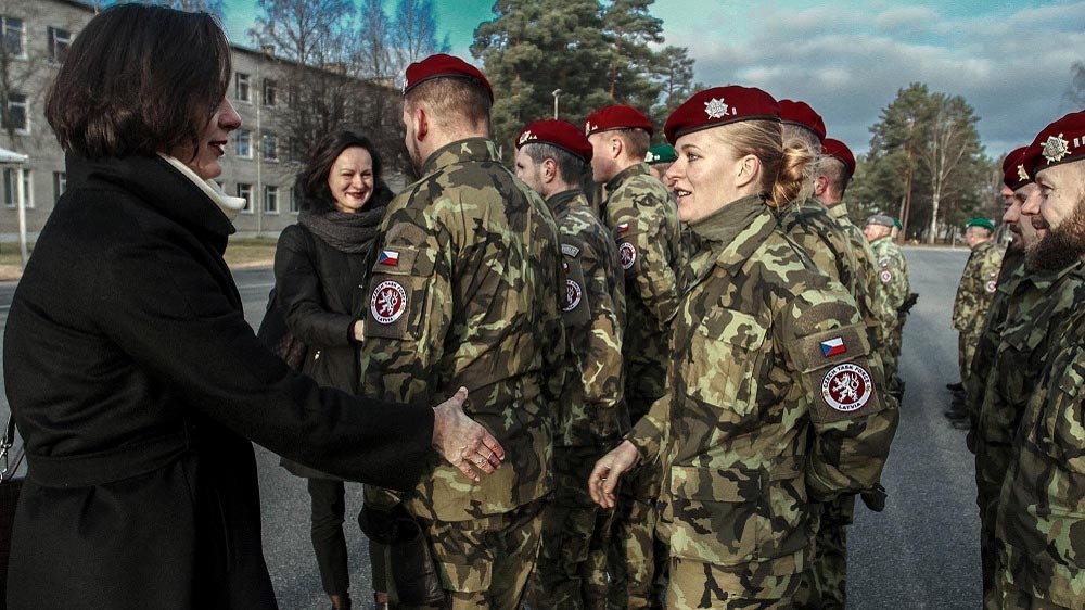 Velvyslankyně ČR v Lotyšsku Jana Hynková vítá vojáky