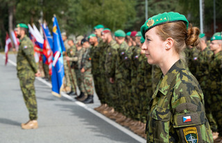 Slavnostní nástup na základně Adazi v Lotyšsku