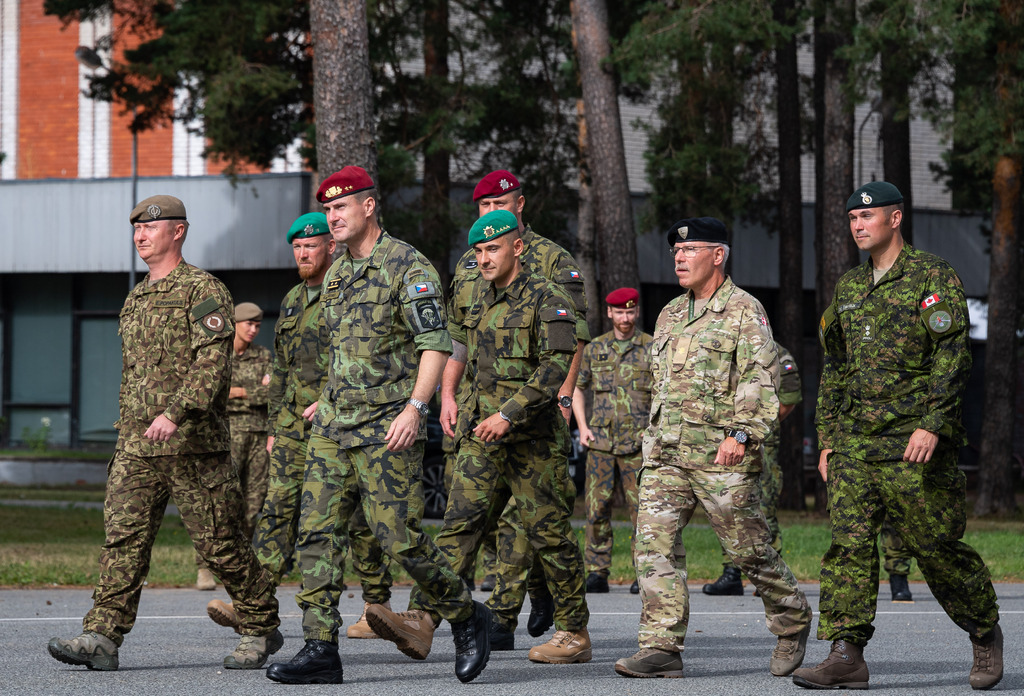 Generálmajor Karel Řehka s veliteli na základně Adazi v Lotyšsku