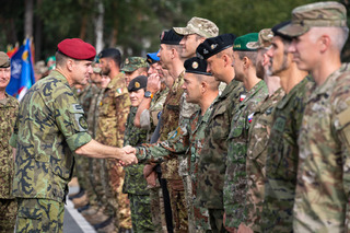 Generálmajor Karel Řehka se vítá s delegacemi