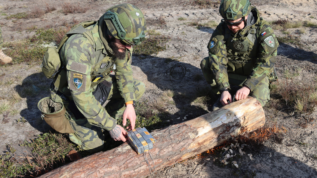 Jak zabránit nepříteli v postupu? Ženisté v Lotyšsku trénovali na skutečném mostě