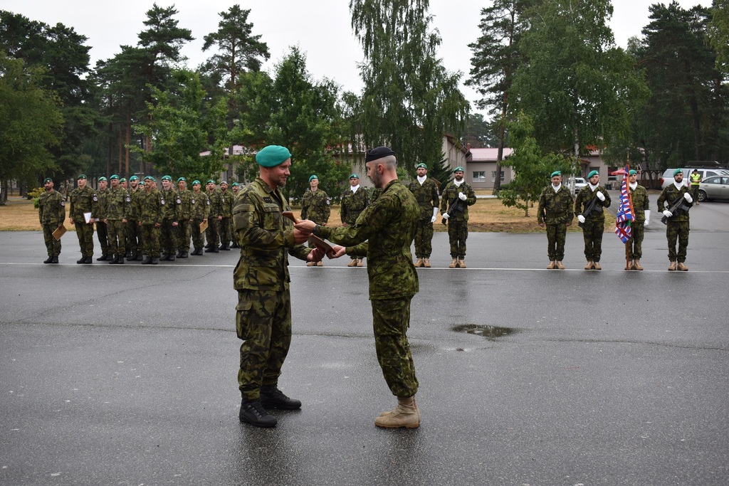 Nadporučík Dřímalka přebírá ocenění za spolupráci od velitele NSE (National Support Element)