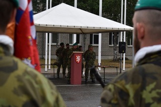 Nadporučík Dřímalka vystoupil se svým proslovem k vojákům