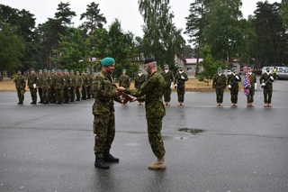Nadporučík Dřímalka přebírá ocenění za spolupráci od velitele NSE (National Support Element)