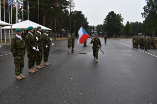 Kapitán Kurfiřt symbolicky převzal českou vlajku