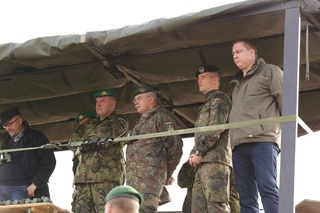 Velitel Pozemních sil AČR brigádní generál Josef Kopecký sleduje dynamickou ukázku vozidel ve výcvikovém prostoru Gaižonai