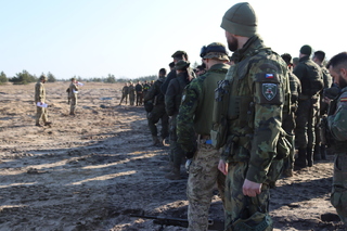 Kanadský velitel vysvětluje jednotce průběh střeleckého výcviku.
