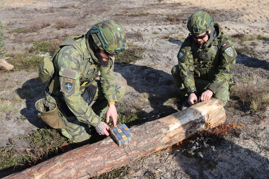 Příprava nálože z TNT pro ničení dřevěného prvku.