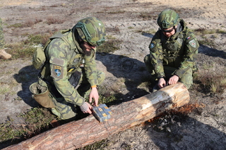 Příprava nálože z TNT pro ničení dřevěného prvku.