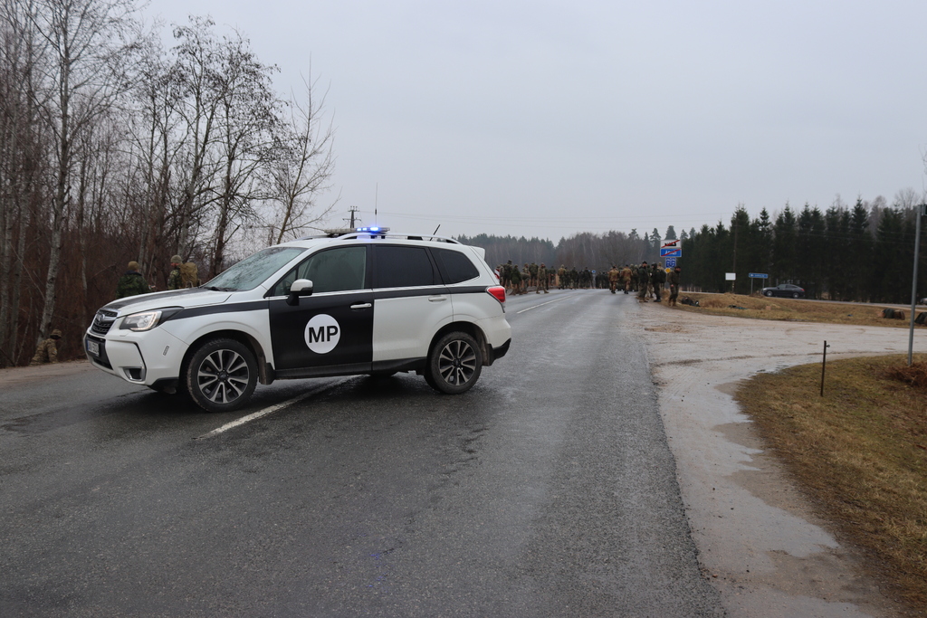 Lotyšská vojenská policie blokuje dopravu, aby mohli vojáci bezpečně provést výcvik na mostě.