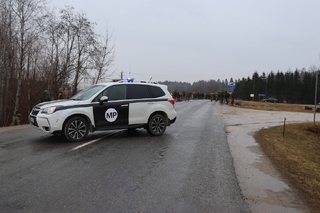 Lotyšská vojenská policie blokuje dopravu, aby mohli vojáci bezpečně provést výcvik na mostě.