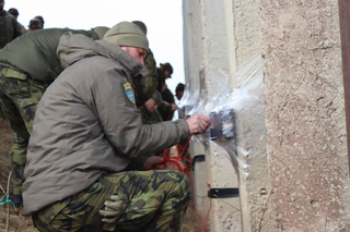 Příprava náloží na mostní pilíř.