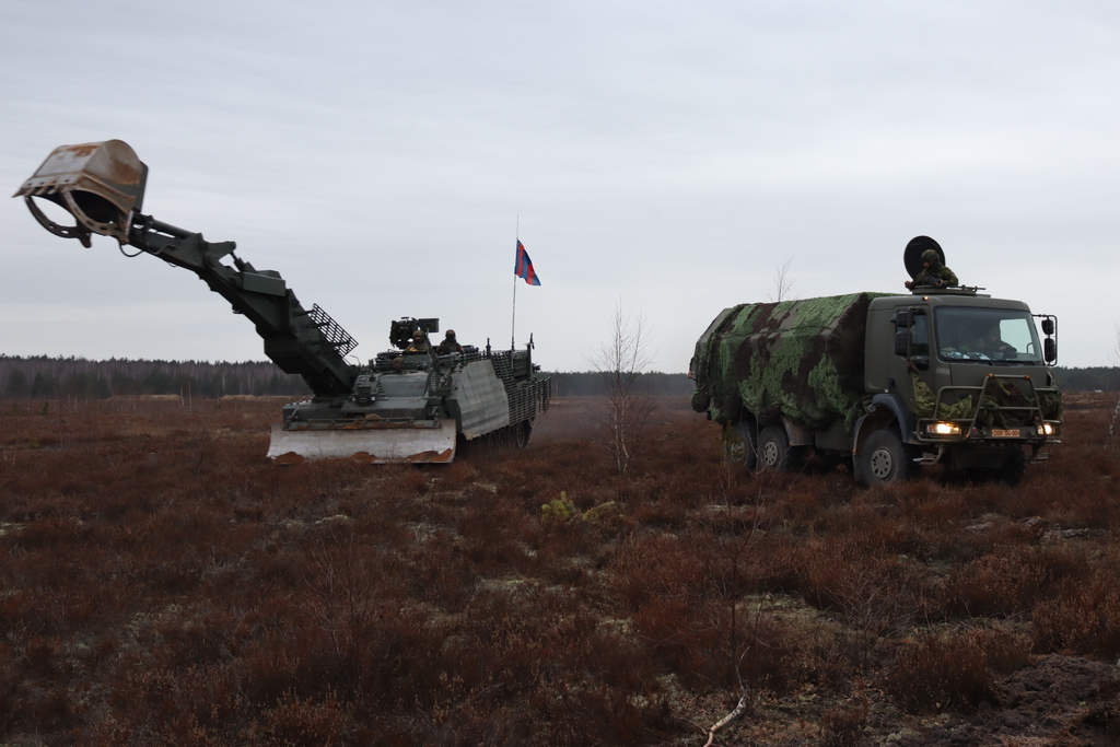 Ženijní tank „Badger“ a české ženijní družstvo při překonávání zátarasů.