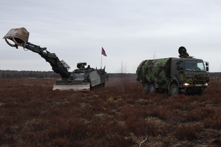 Ženijní tank „Badger“ a české ženijní družstvo při překonávání zátarasů.