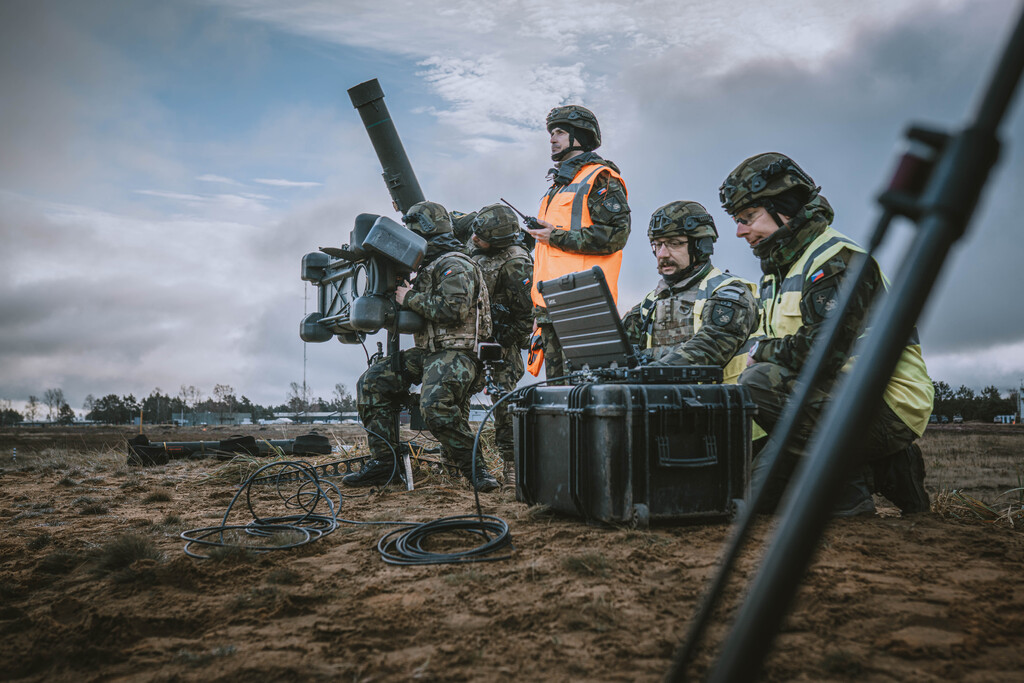 Po nabití novou municí je komplet RBS-70 znovu připraven ke střelbě.