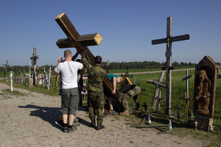 S instalací kříže, vážícího 60 kilogramů, pomáhalo několik lidí.