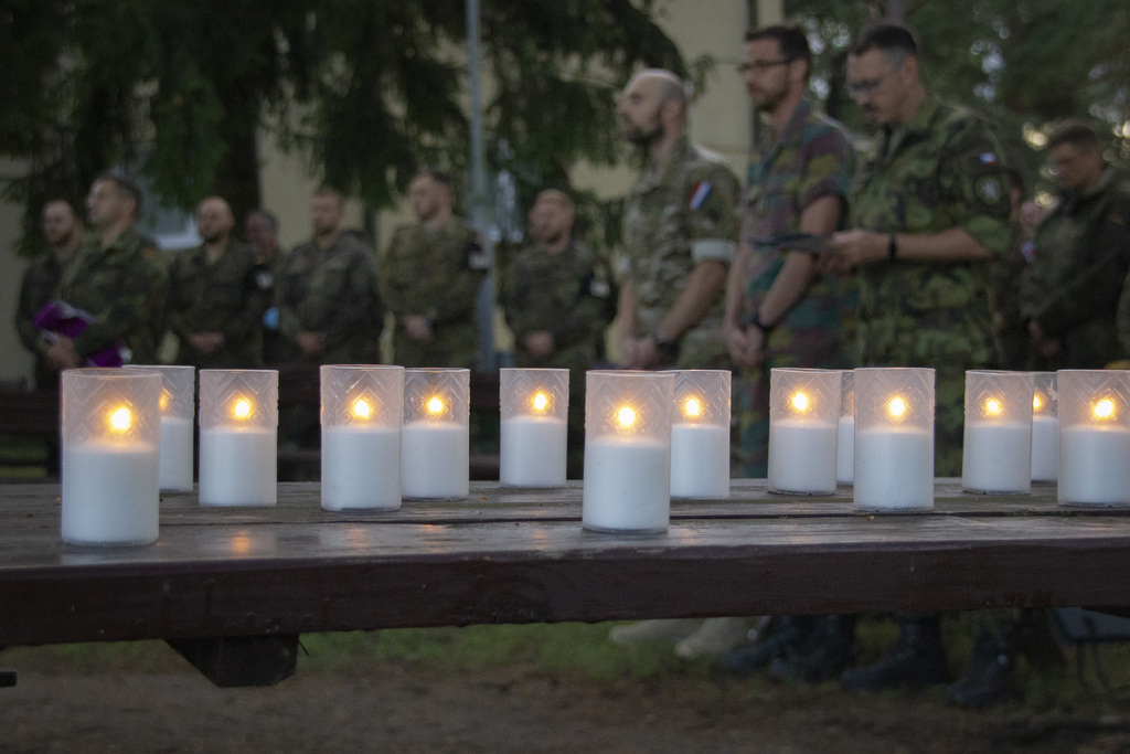 Vojáci a vojákyně eFP Litva uctili památku obětí nedávných přírodních katastrof, které zasáhly jejich domovské země. 