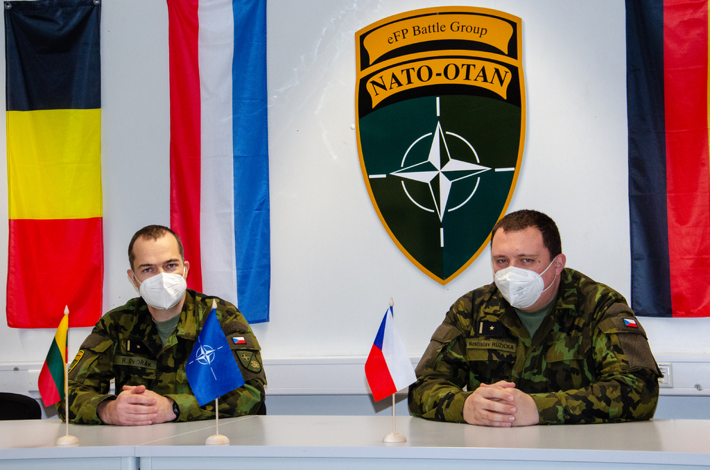 Velitel druhého úkolového uskupení major Rostislav Růžička při předání operačního úkolu z rukou svého předchůdce majora Romana Dvořáka