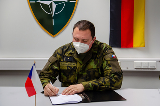 Velitel 2. Úkolového uskupení AČR eFP v Litvě major Rostislav Růžička podepisuje závěrečný předávací protokol.