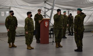 Předání ocenění velitelem Can TF Latvia  