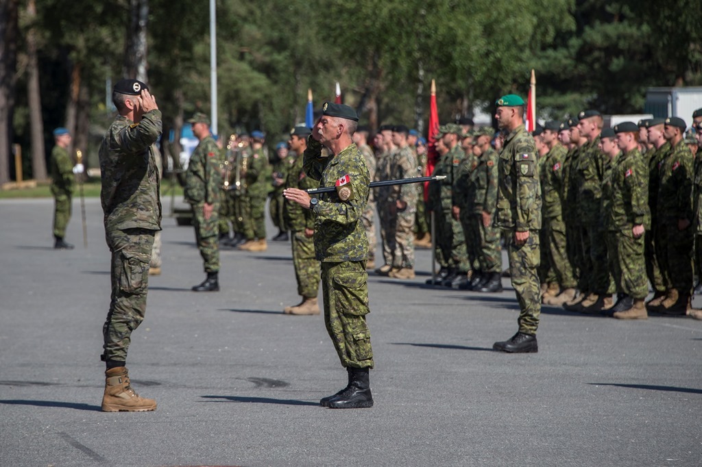  Vrchní seržant Venus podává hlášení majoru Jansovi