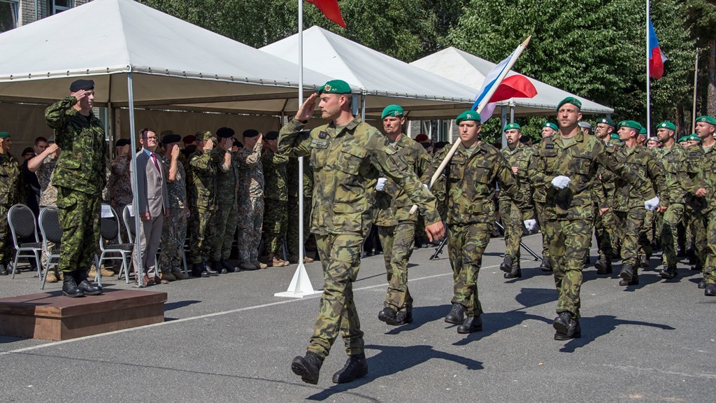 Poručík T. K. vede českou jednotku při slavnostním defilé