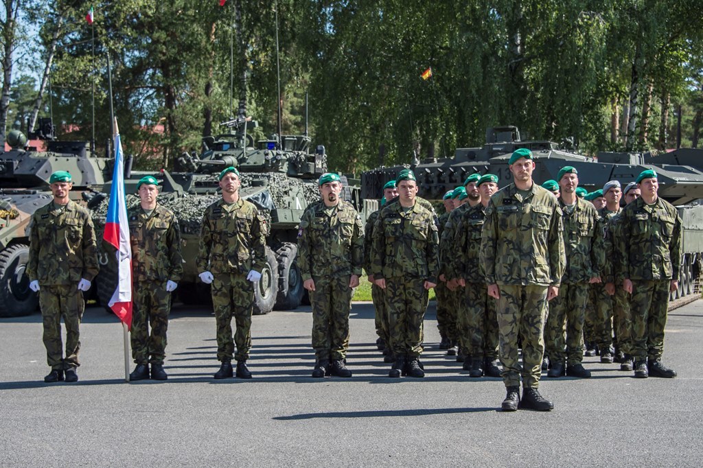 Česká jednotka při slavnostním ceremoniál předání a převzetí funkce velitele jednotky eFP. 