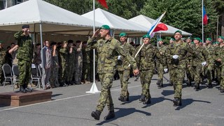 Poručík T. K. vede českou jednotku při slavnostním defilé