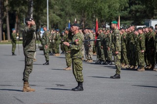  Vrchní seržant Venus podává hlášení majoru Jansovi