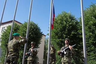 Vztyčování české vlajky na lotyšské základně