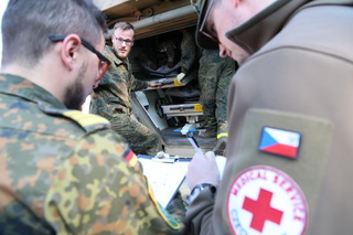 Už při vynášení do českého obvaziště jsou předávány základní informace 