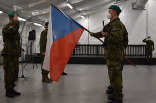 Vzdání pocty státní vlajce ČR velitelem 8. ÚU AČR v Lotyšsku
