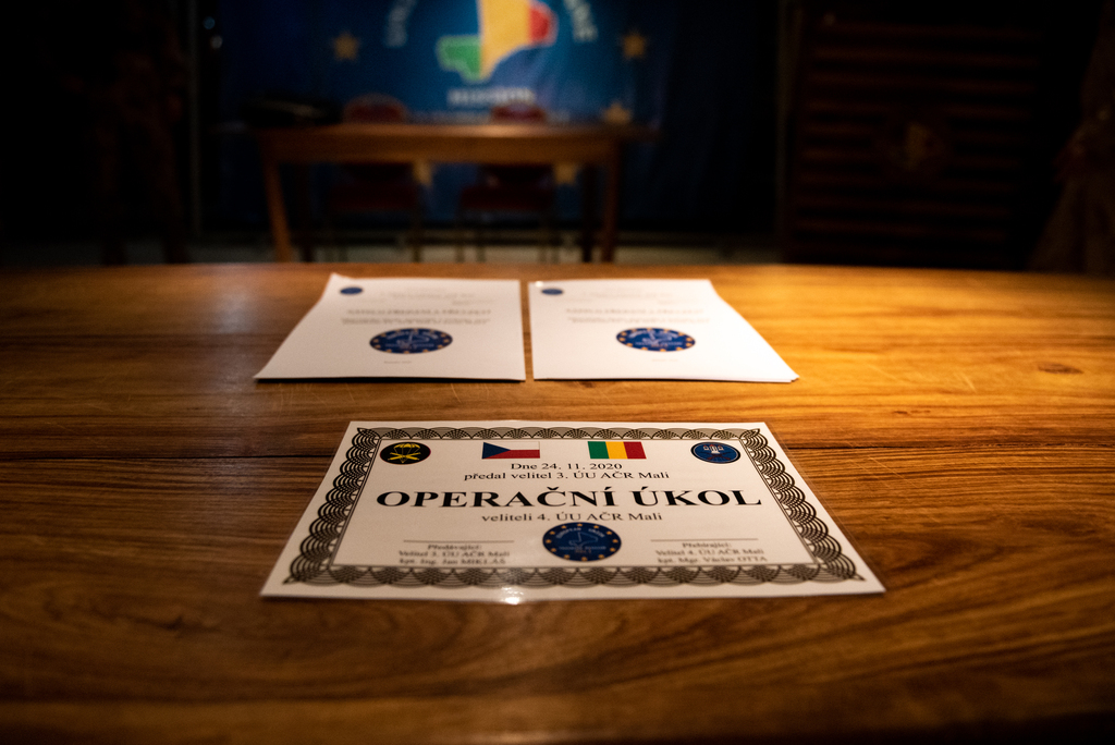 Předávací protokoly připraveny k podpisu před začátkem aktu předání operačního úkolu