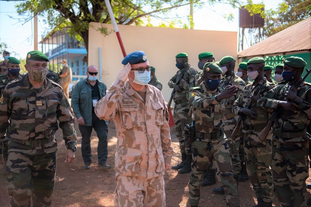 Slavnostní nástup malijských spojařů při příjezdu velitele mise EUTM generála Ridzáka