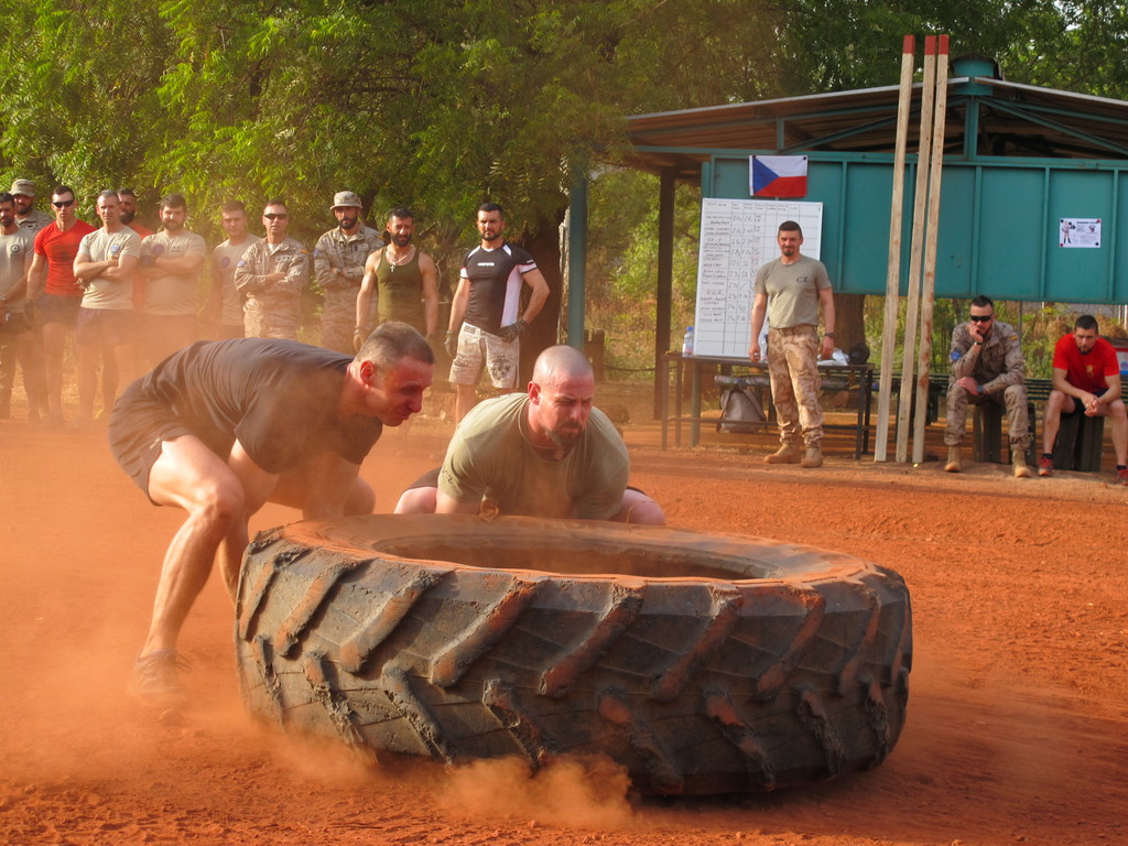 Čeští vojáci v KTC Koulikoro  zorganizovali mezi svátky pro koaliční jednotky mezinárodní soutěž STRONGMAN, ve které jednoznačně zvítězili. Český tým bojuje o umístnění. 