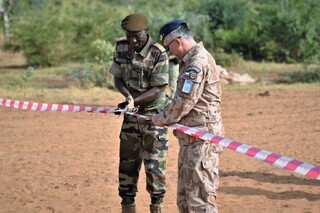 Generál Ridzák s plukovíkem Traorém slavnostně přestříhavají pásku