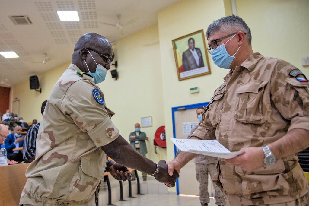Předání certifikátů novým členům štábu velení G5 Sahel
